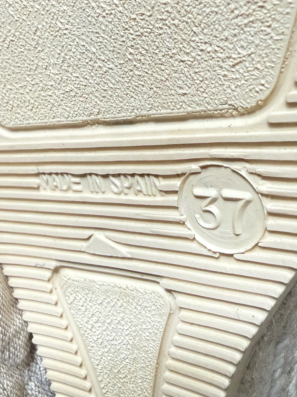 NWOB Viscata Espadrille 4” Wedge Heel Beige w/Black Trim Size 6.5 (US) 37 EU)